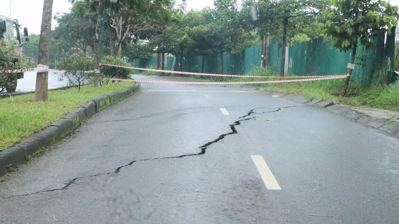 Sáng 2/8, một đoạn đường Hồ Chí Minh (QL14 cũ) qua phường Nghĩa Thành (TP Gia Nghĩa, Đắk Nông) xuất hiện sụt lún, nứt kéo dài có nguy cơ sạt lở.