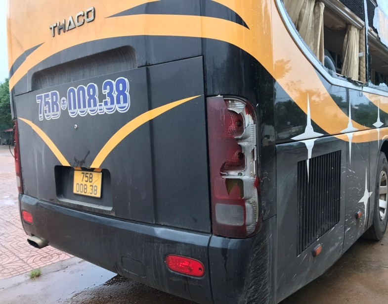 Đèn phía sau xe cũng bị đập vỡ Đèn phía sau xe cũng bị đập vỡ