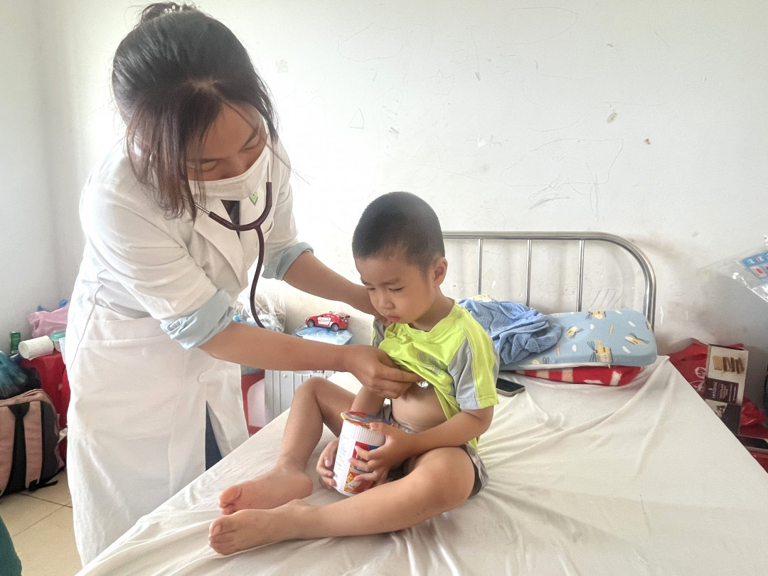 Bác sỹ thăm khám bệnh nhân