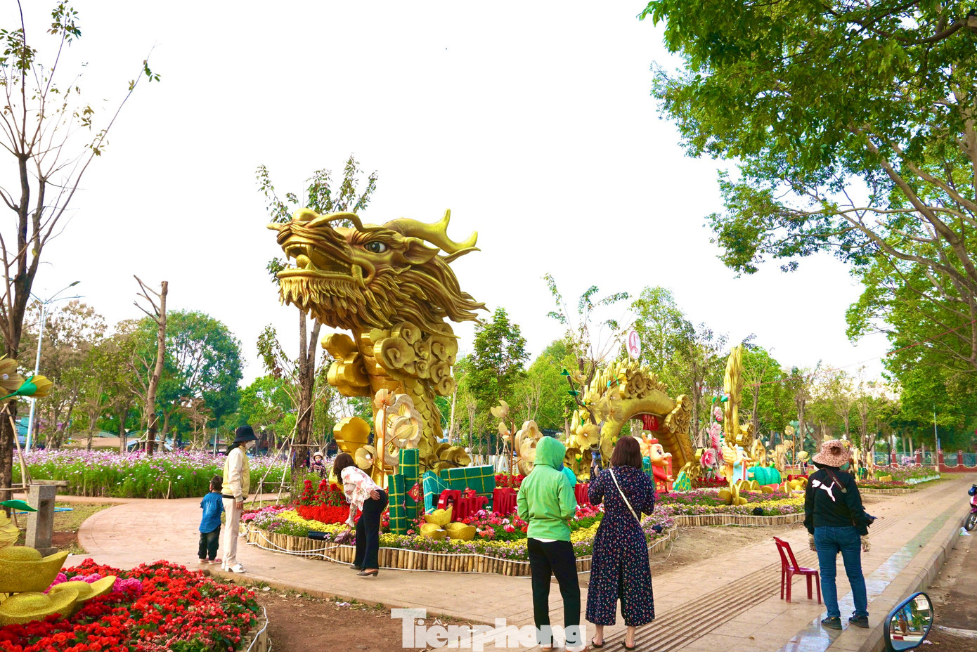 Nhiều người dân và du khách ghé tham quan, chụp hình tại linh vật rồng.