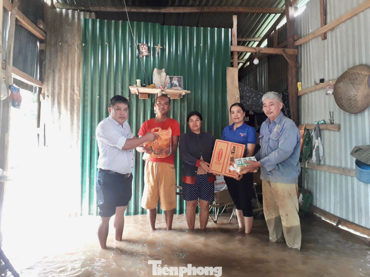 Trao quà hỗ trợ cho các gia đình có hoàn cảnh khó khăn.