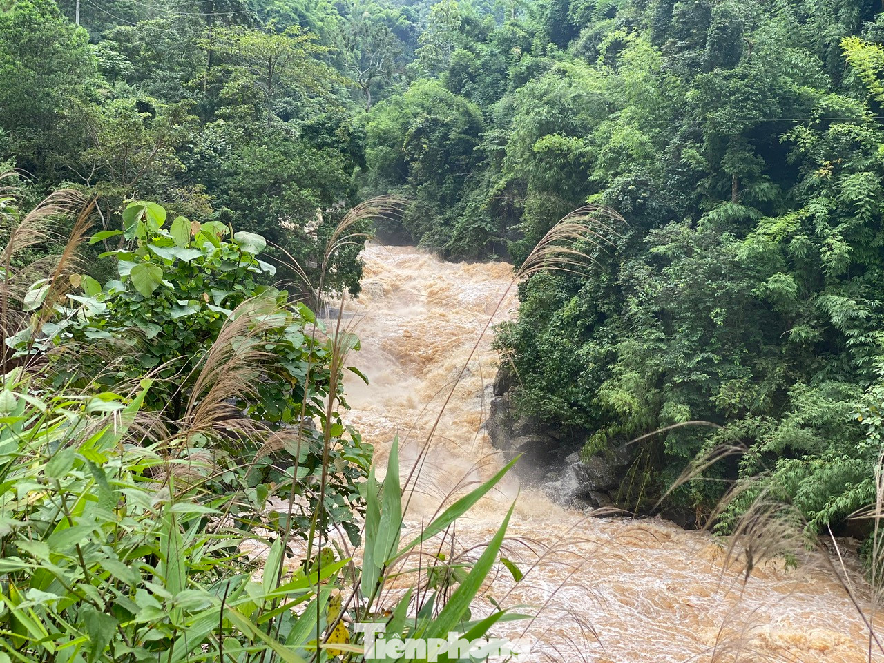 Hiện nay, dòng nước xiết, chảy mạnh qua khu vực 2 nhà máy thủy điện Hiện nay, dòng nước xiết, chảy mạnh qua khu vực 2 nhà máy thủy điện