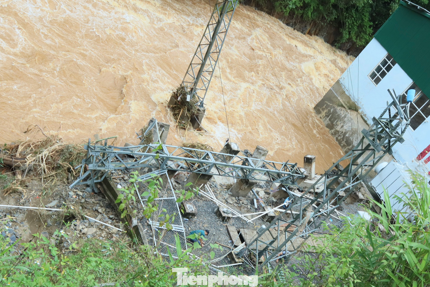 Một số đế chân trụ điện bị xô gãy đổ Một số đế chân trụ điện bị xô gãy đổ