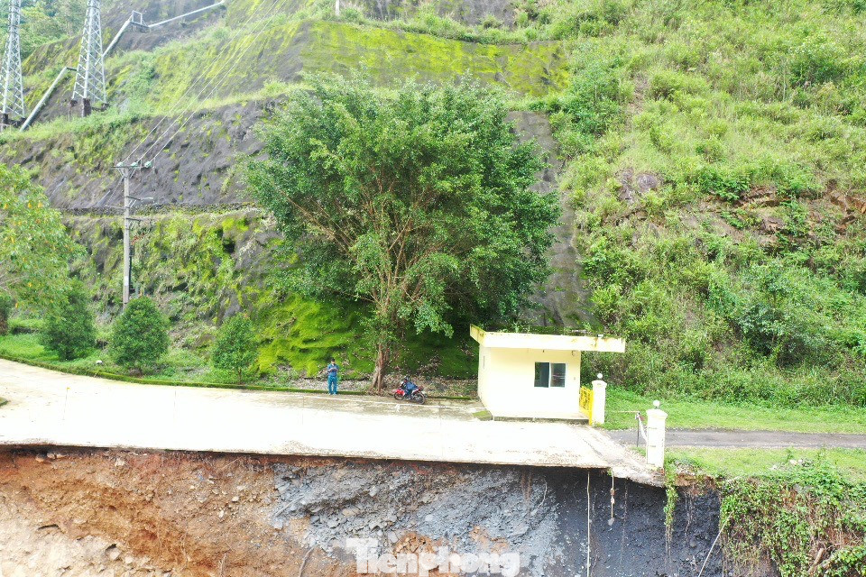 Sạt lở tại Khu vực cổng vào nhà máy Nhà máy Thủy điện Đắk R’tih. Sạt lở tại Khu vực cổng vào nhà máy Nhà máy Thủy điện Đắk R’tih.