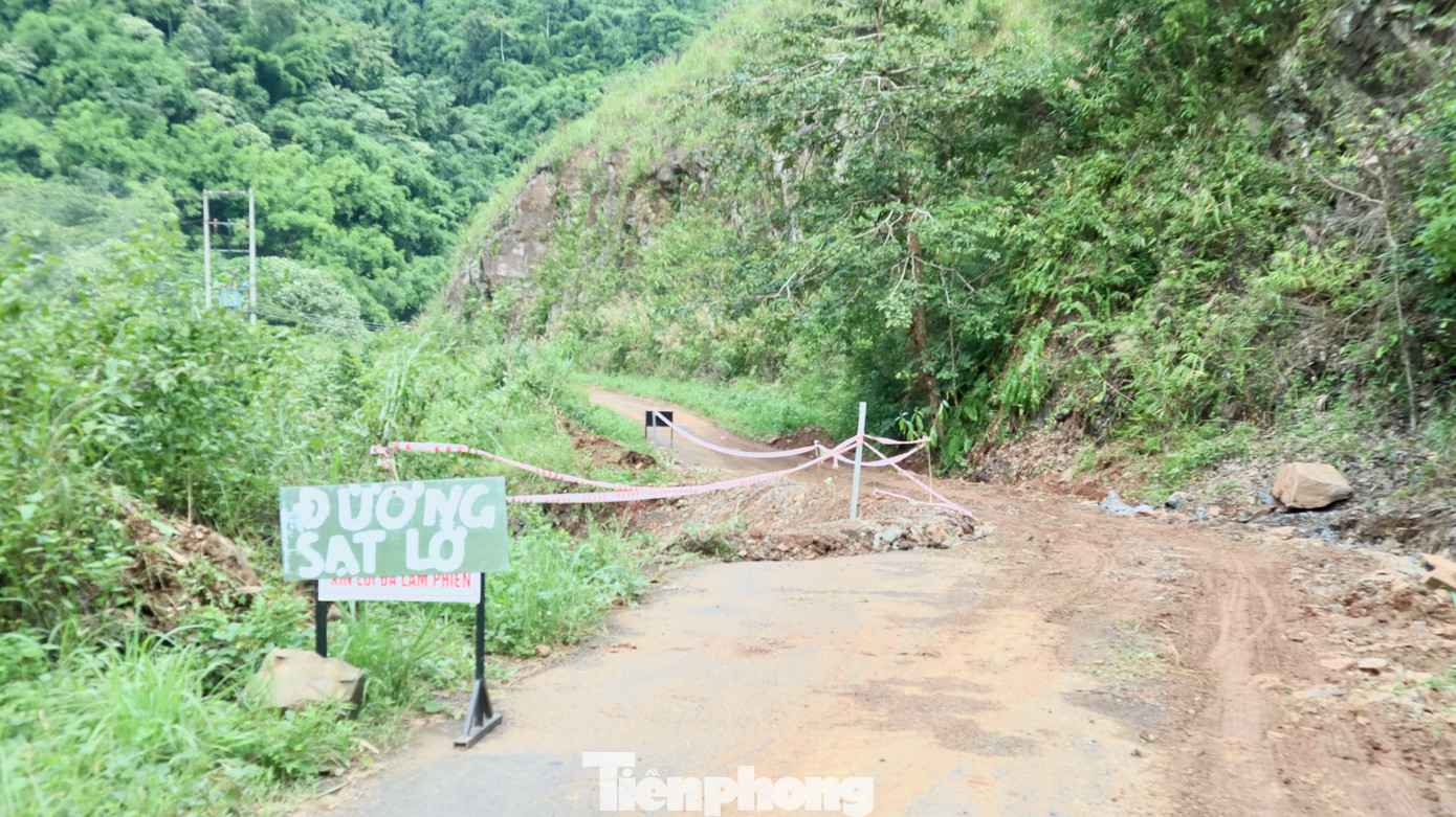 Con đường vào hai nhà máy thủy điện cũng bị ảnh hưởng bởi nước lũ, trong đó, một đoạn đường nhựa dài khoảng 10m cạnh bờ suối bị nứt toác, nguy cơ cao bị sạt lở xuống suối. Con đường vào hai nhà máy thủy điện cũng bị ảnh hưởng bởi nước lũ, trong đó, một đoạn đường nhựa dài khoảng 10m cạnh bờ suối bị nứt toác, nguy cơ cao bị sạt lở xuống suối.