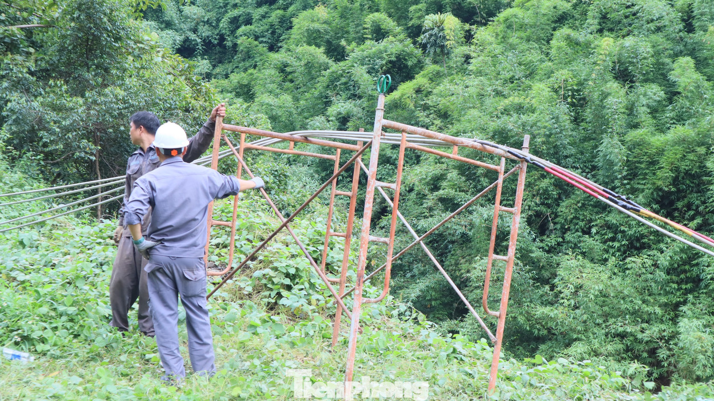 Công nhân Nhà máy Thủy điện Đắk Nông 2 nối lại đường dây điện bị đứt Công nhân Nhà máy Thủy điện Đắk Nông 2 nối lại đường dây điện bị đứt