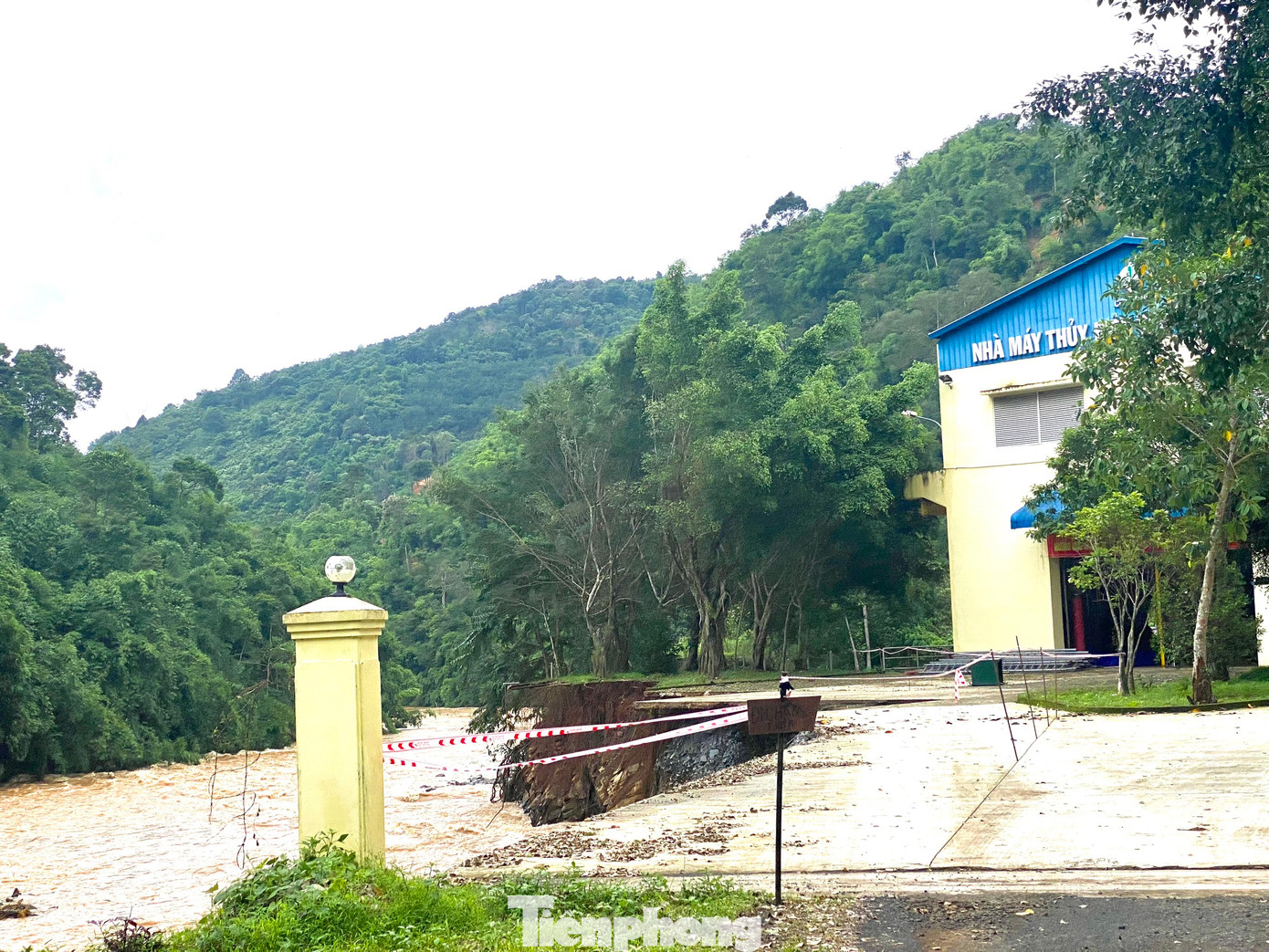 Những ngày gần đây, trên địa bàn tỉnh Đắk Nông liên tục mưa lớn làm mực nước nhiều ao, hồ, sông, suối dâng cao khiến dòng nước chảy xiết, làm xói lở nhiều hạng mục công trình của nhà máy Thủy điện Đắk Nông 2 và nhà máy Thủy điện Đắk R’tih bậc trên (TP Gia Nghĩa). Những ngày gần đây, trên địa bàn tỉnh Đắk Nông liên tục mưa lớn làm mực nước nhiều ao, hồ, sông, suối dâng cao khiến dòng nước chảy xiết, làm xói lở nhiều hạng mục công trình của nhà máy Thủy điện Đắk Nông 2 và nhà máy Thủy điện Đắk R’tih bậc trên (TP Gia Nghĩa).