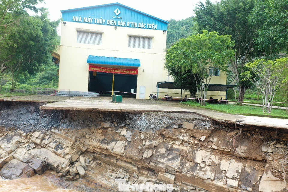 Ông Võ Công Tuấn, Phó Giám đốc Sở Công thương Đắk Nông cho biết, một đoạn dài khuôn viên (khoảng 300m2) từ cổng đến phía trước Nhà máy Thủy điện Đắk R'tih bậc trên đã bị xói sâu vào bên trong. "Sau khi kiểm tra hiện trường, đơn vị đã yêu cầu Nhà máy Thủy điện Đắk Nông 2 cắt điện, tạm ngừng hoạt động. Riêng Nhà máy Thủy điện Đắk R’tih bậc trên vẫn có thể hoạt động bình thường. Những ngày tới, nếu thời tiết thuận lợi, nước rút, Cty Cổ phần Thủy điện Đắk R’tih sẽ khắc phục sạt lở", ông Tuấn cho biết thêm. Ông Võ Công Tuấn, Phó Giám đốc Sở Công thương Đắk Nông cho biết, một đoạn dài khuôn viên (khoảng 300m2) từ cổng đến phía trước Nhà máy Thủy điện Đắk R'tih bậc trên đã bị xói sâu vào bên trong. "Sau khi kiểm tra hiện trường, đơn vị đã yêu cầu Nhà máy Thủy điện Đắk Nông 2 cắt điện, tạm ngừng hoạt động. Riêng Nhà máy Thủy điện Đắk R’tih bậc trên vẫn có thể hoạt động bình thường. Những ngày tới, nếu thời tiết thuận lợi, nước rút, Cty Cổ phần Thủy điện Đắk R’tih sẽ khắc phục sạt lở", ông Tuấn cho biết thêm.