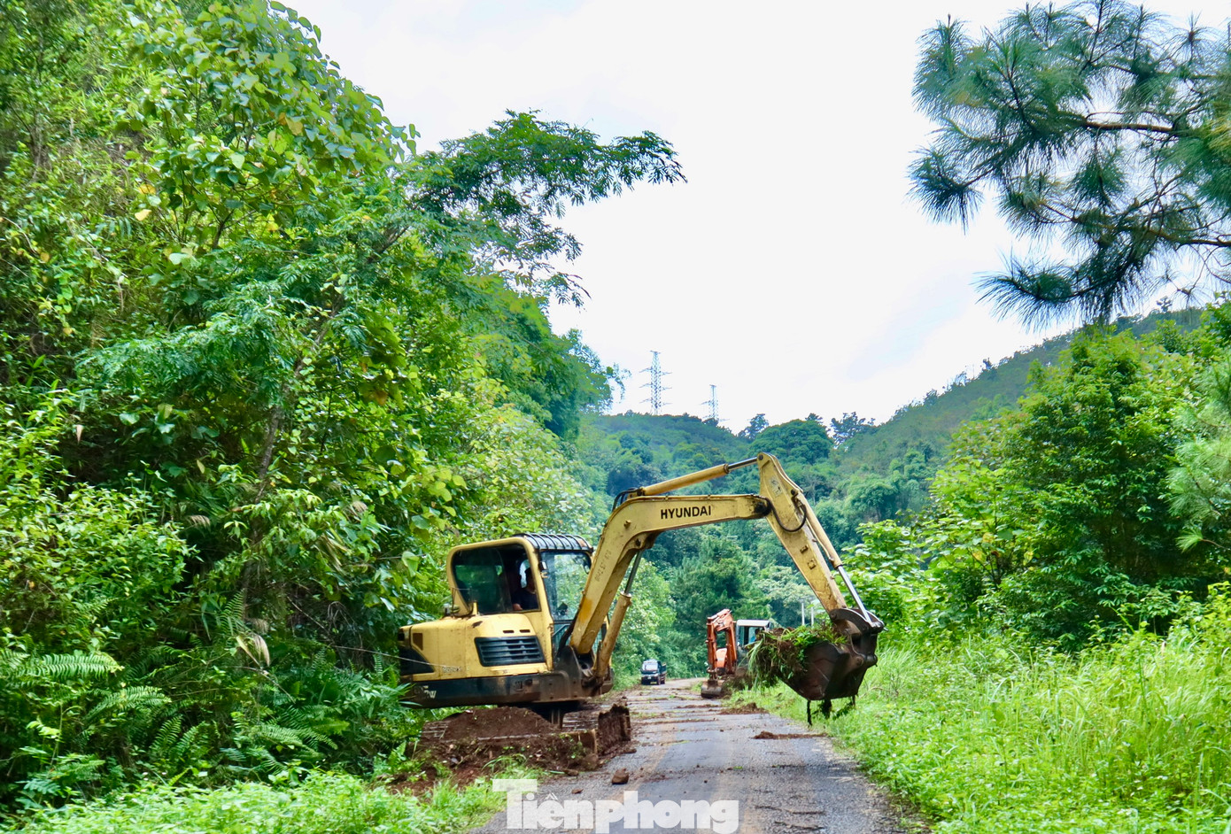 Máy xúc của 2 nhà máy Thủy điện đang tiến hành múc mương nước Máy xúc của 2 nhà máy Thủy điện đang tiến hành múc mương nước