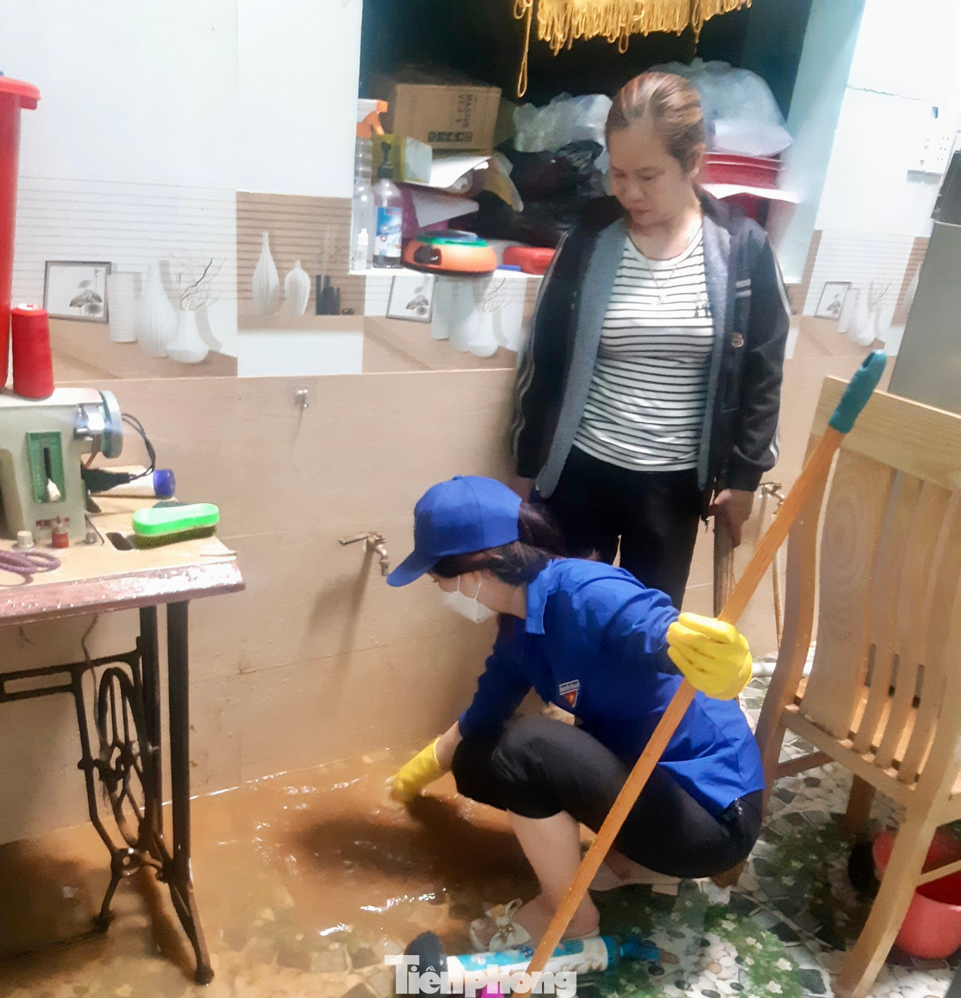 Áo xanh giúp người dân khắc phục thiệt hại do mưa lũ gây ra