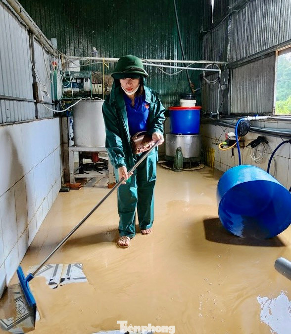 Đoàn viên thanh niên giúp người dân dọn dẹp nhà cửa sau khi bị nước ngập