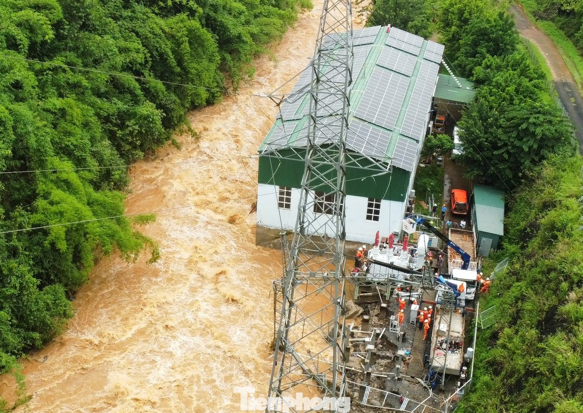 Tại Nhà máy Thủy điện Đắk Nông 2 (của Cty Cổ phần Thủy điện Á Đông), trạm biến áp đặt cạnh dòng suối đã bị xói lở móng. Ngay sau khi xảy ra sự cố, công ty đã khẩn trương điều hàng chục cán bộ, nhân viên có mặt tại trạm để sửa chữa. Tại Nhà máy Thủy điện Đắk Nông 2 (của Cty Cổ phần Thủy điện Á Đông), trạm biến áp đặt cạnh dòng suối đã bị xói lở móng. Ngay sau khi xảy ra sự cố, công ty đã khẩn trương điều hàng chục cán bộ, nhân viên có mặt tại trạm để sửa chữa.