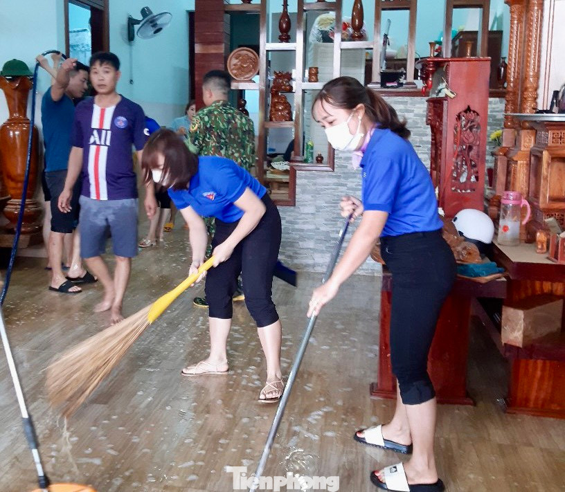 UBND TP Gia Nghĩa (Đắk Nông) cho biết, có 64 căn nhà của người dân bị ngập lụt. Ngày 1/8, khi nước rút, lực lượng đoàn thanh niên các phường đã có mặt túc trực hỗ trợ người dân dọn dẹp nhà cửa.