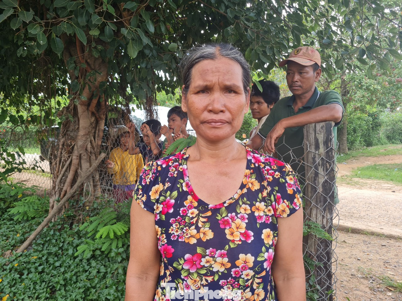 Bà H'Nhài xúc động đón con trai trở về bình an