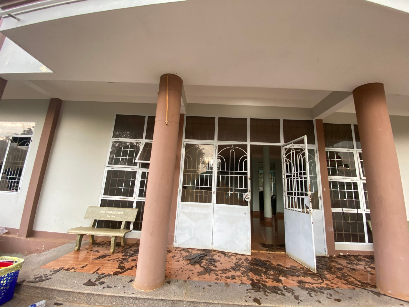 Cửa kính bị ném vỡ