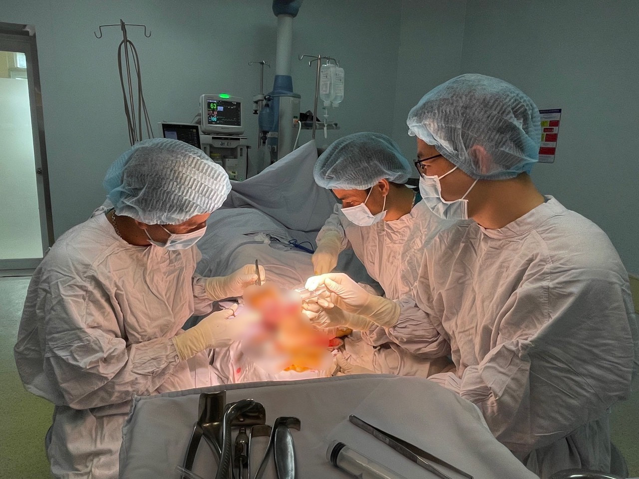 Các bác sĩ tiến hành ca phẫu thuật nối liền cổ chân cho bệnh nhân