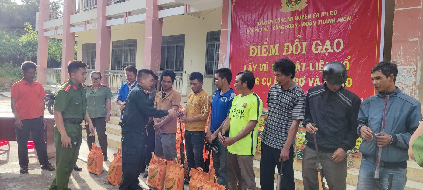 Công an tặng quà bà con ở Đắk Lắk.