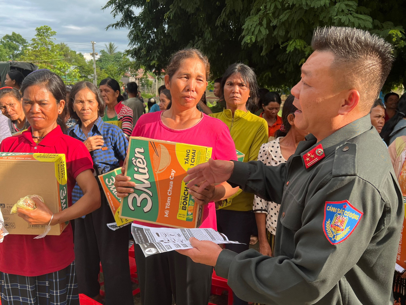 Công an tặng quà bà con ở Đắk Lắk. Công an tặng quà bà con ở Đắk Lắk.
