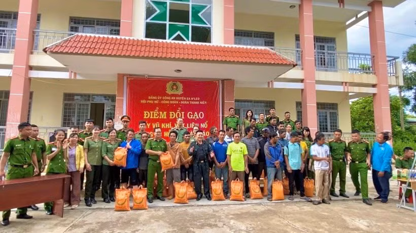 Công an huyện Ea H'leo tổ chức điểm đổi gạo lấy vũ khí, công cụ hỗ trợ và vật liệu nổ