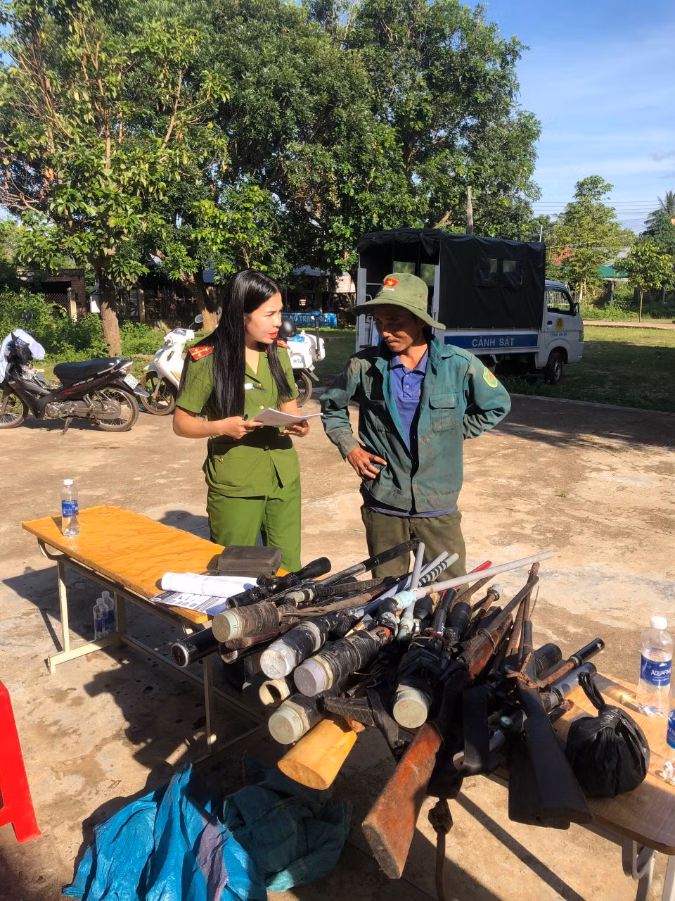 Thu được nhiều súng tự chế, quân dụng, vật liệu nổ tại điểm đổi gạo lấy vũ khí