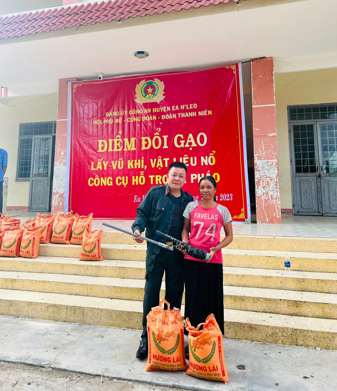 Tặng gạo cho bà con đồng bào dân tộc thiểu số sau khi giao nộp súng Tặng gạo cho bà con đồng bào dân tộc thiểu số sau khi giao nộp súng