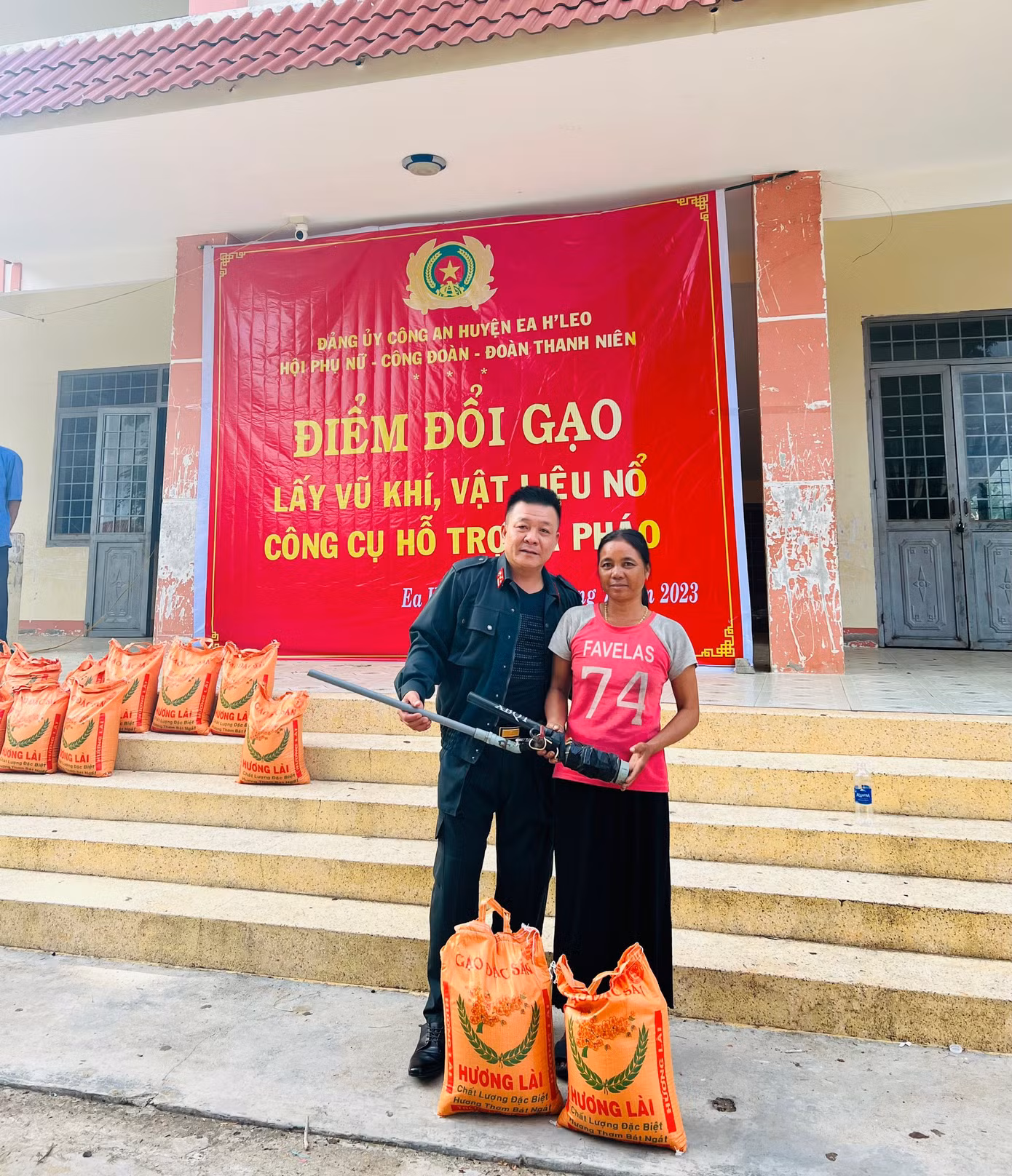 Tặng gạo cho bà con đồng bào dân tộc thiểu số sau khi giao nộp súng