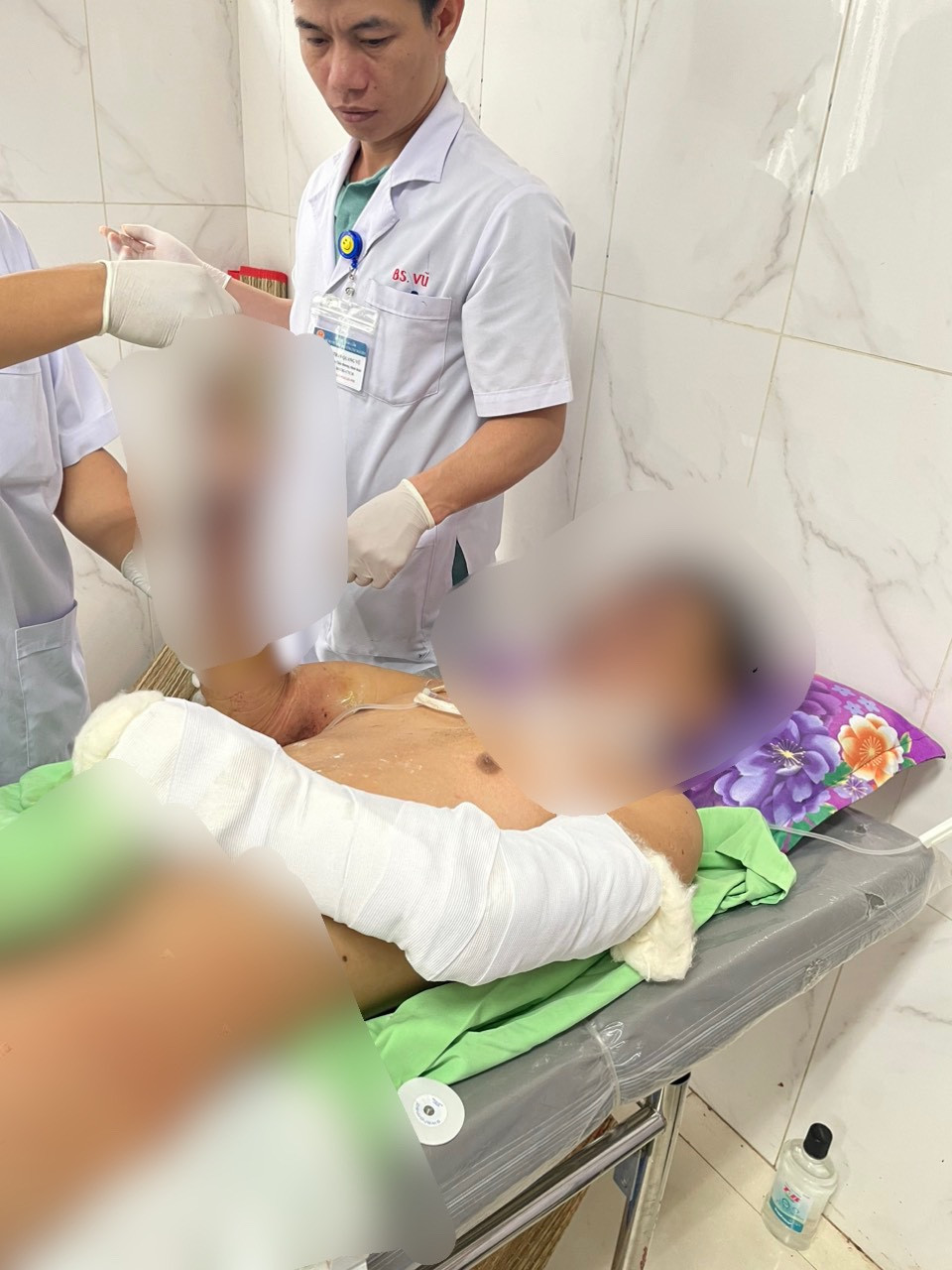 Bé trai đang được bác sĩ điều trị Bé trai đang được bác sĩ điều trị