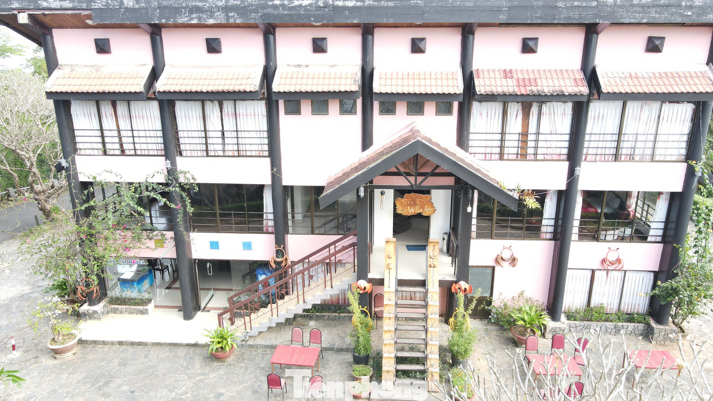 Biệt điện Bảo Đại hồ Lắk (thị trấn Liên Sơn, huyện Lắk, tỉnh Đắk Lắk) được xây dựng năm 1951. Khu biệt điện này xây dựng theo lối kiến trúc hiện đại, được Nam Phương Hoàng hậu chịu trách nhiệm quản lý thi công.