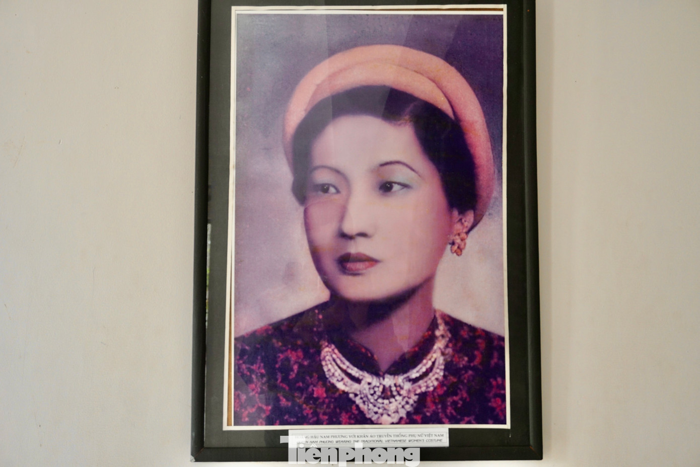 Ảnh Nam Phương Hoàng hậu trưng bày trong biệt điện