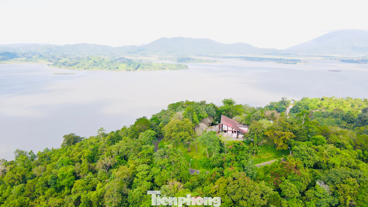 Từ biệt điện Bảo Đại nhìn xuống thấy cả hồ Lắk. Đây là hồ nước ngọt tự nhiên lớn nhất khu vực Tây Nguyên và lớn thứ hai Việt Nam (sau hồ Ba Bể).