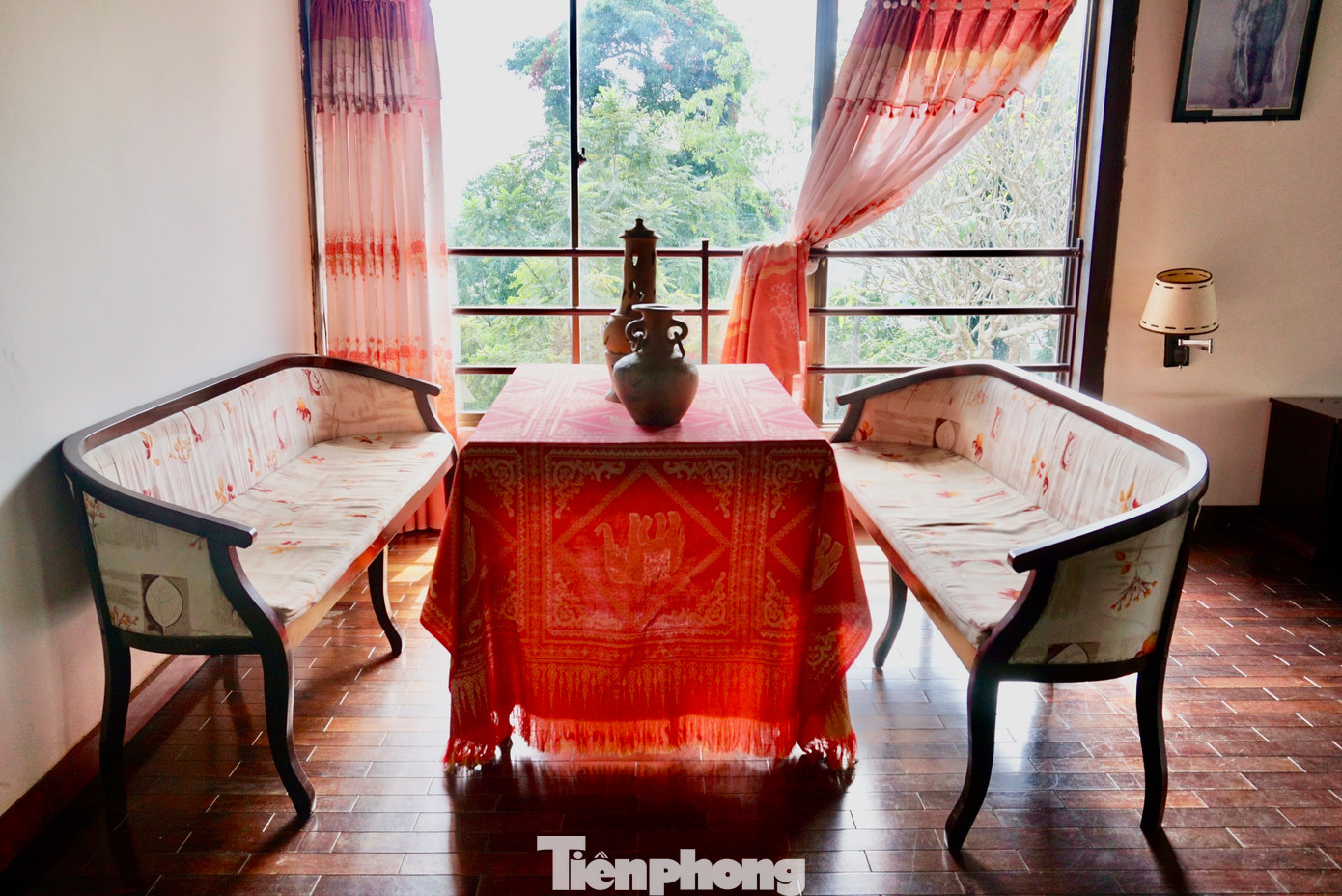 Bộ bàn ghế tiếp khách trong phòng ngủ của vua Bảo Đại