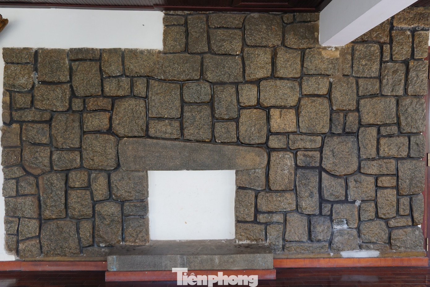 Lò sưởi tại phòng sinh hoạt chung của gia đình vua Bảo Đại nhưng đã bị lấp lại, nhưng vẫn còn dấu vết trên bức tường.