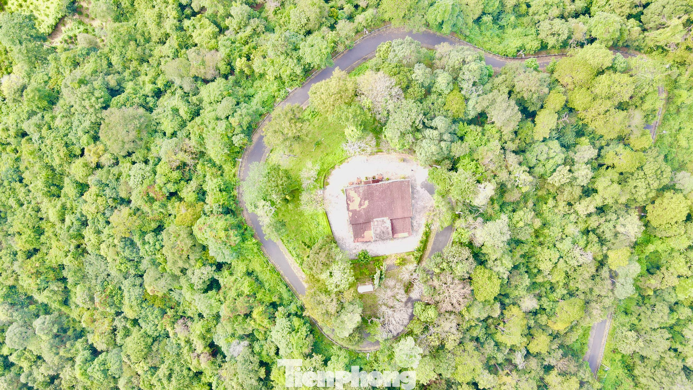 Biệt điện được xây dựng trên đỉnh một ngọn đồi cao 422m so với mặt nước biển. Biệt điện này là nơi vua Bảo Đại dùng để dừng chân nghỉ và đi săn bắn.