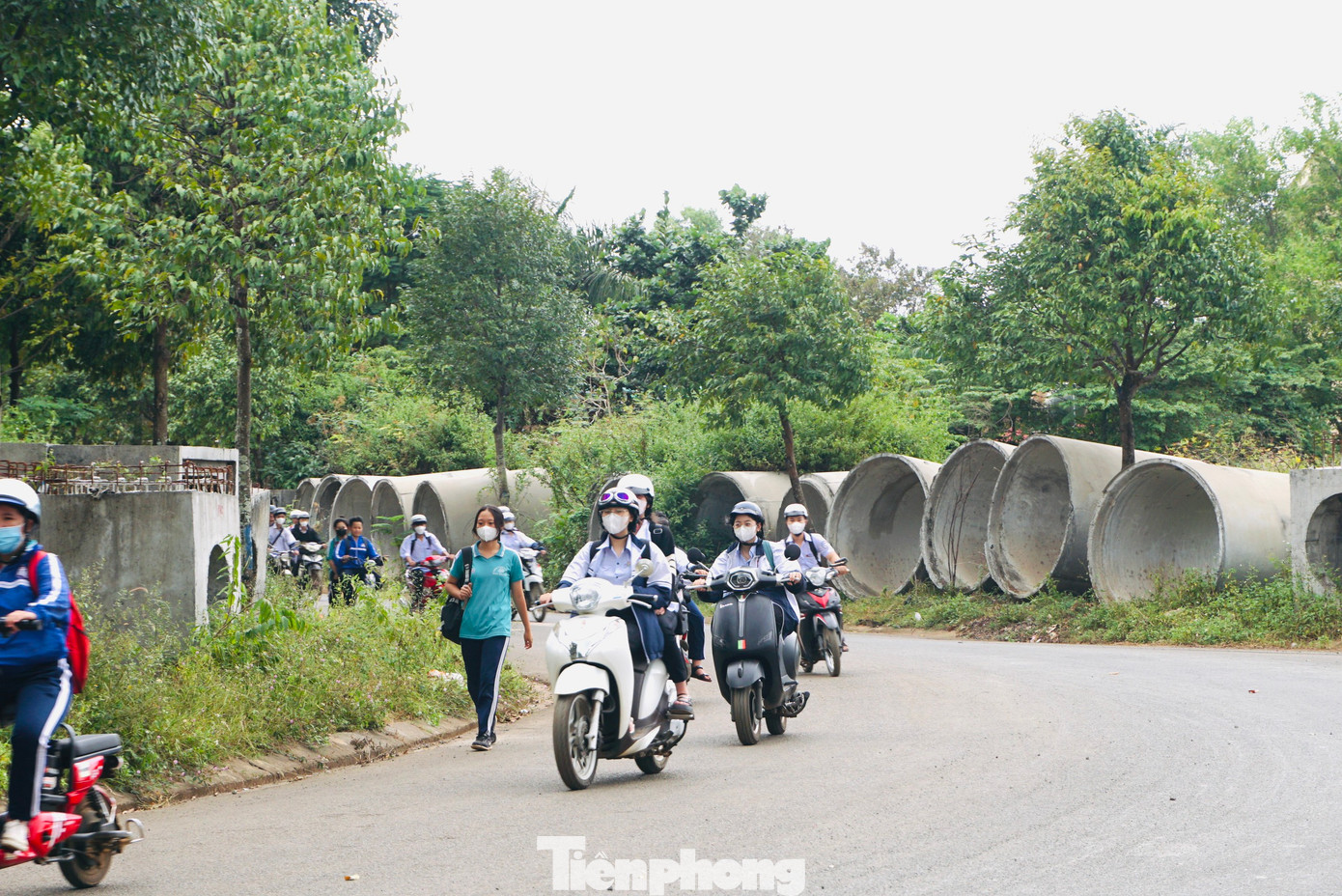 Nhiều học sinh đi bộ dưới lòng đường, tiềm ẩn tai nạn giao thông Nhiều học sinh đi bộ dưới lòng đường, tiềm ẩn tai nạn giao thông