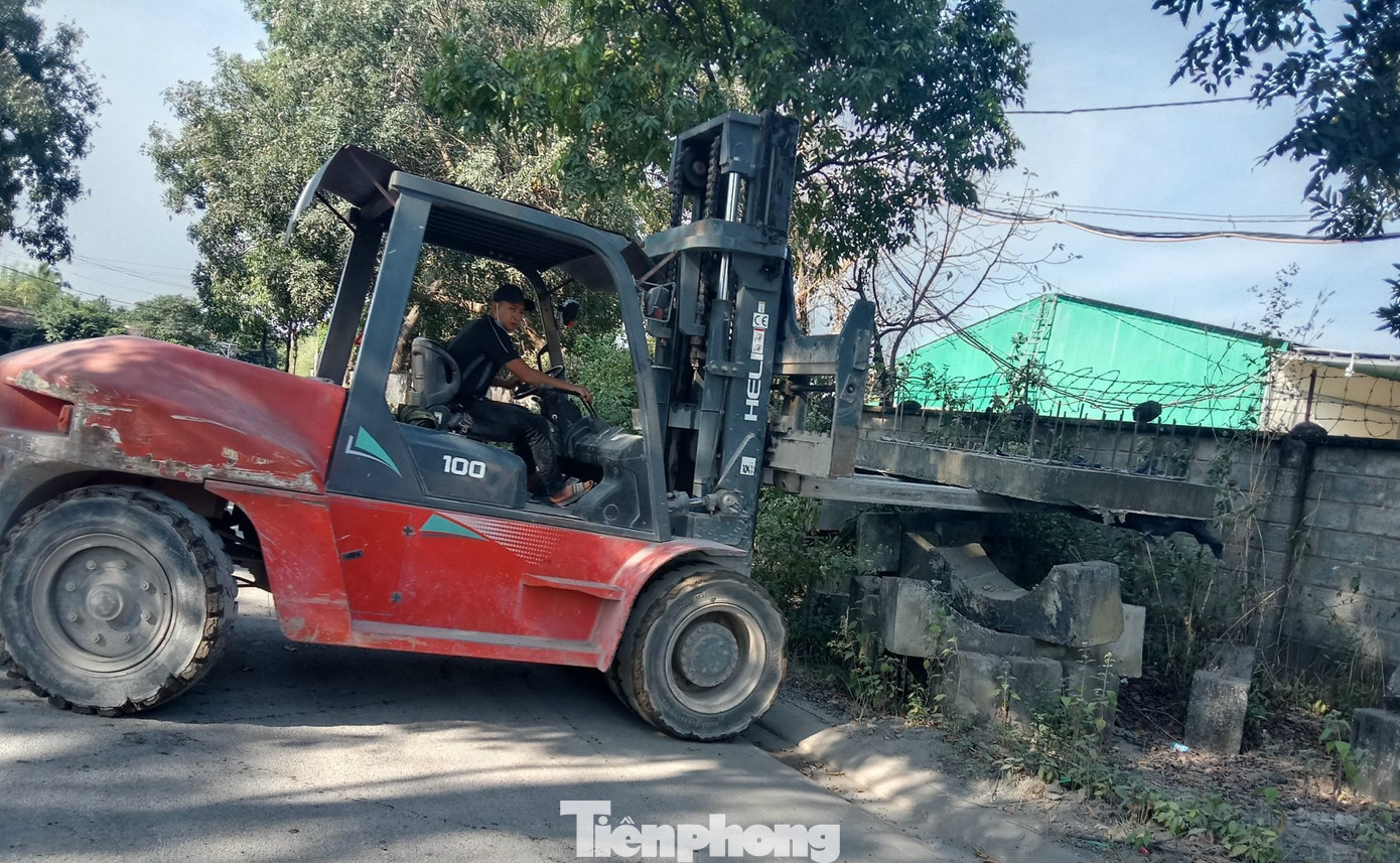 DN này điều máy cẩu di chuyển hộp cống vuông, ống cống, trụ điện bê tông DN này điều máy cẩu di chuyển hộp cống vuông, ống cống, trụ điện bê tông