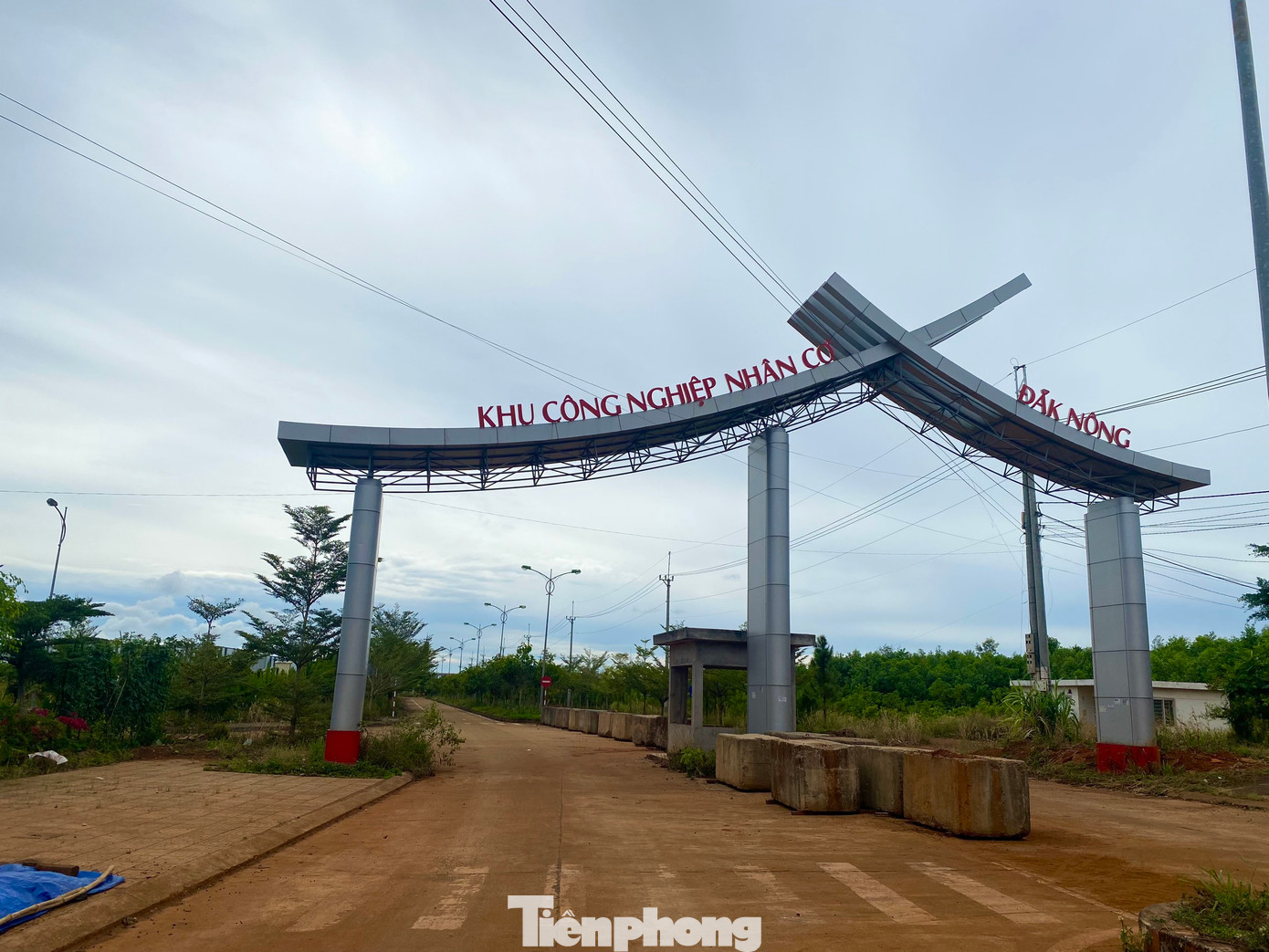 Dự án hạ tầng Khu công nghiệp (KCN) Nhân Cơ ở xã Nhân Cơ (huyện Đắk R’lấp, Đắk Nông) có tổng mức đầu tư 993 tỷ đồng (trong đó 875 tỷ đồng ngân sách Trung ương, còn lại của địa phương), được khởi công xây dựng vào tháng 12/2015.