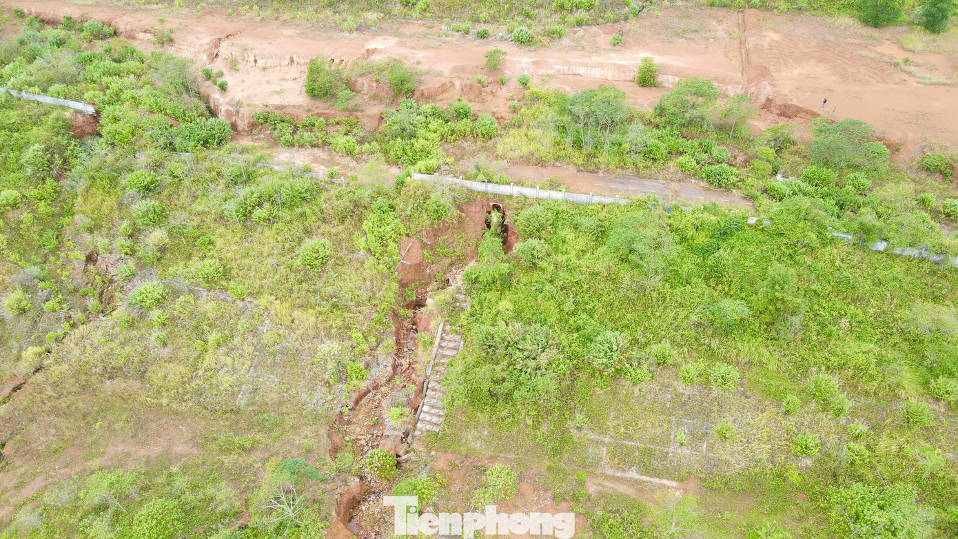 Tuy nhiên, quá trình thực hiện gói thầu San nền và gia cố mái taluy thuộc dự án, công trình đã xảy ra 5 lần sụt trượt (lần đầu tiên vào ngày 27/8/2018, lần thứ 5 vào ngày 13/10/2020), gây thiệt hại cho ngân sách Nhà nước hàng chục tỷ đồng.