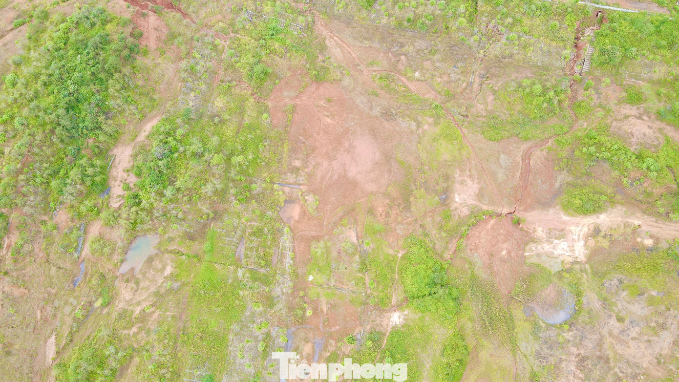 Nhiều vị trí xây dựng bờ kè bị hư hỏng nghiêm trọng.