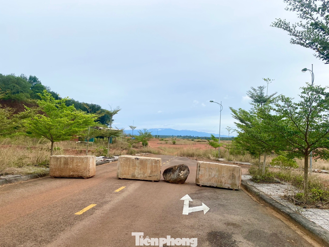 Đường vào điểm sạt lở được chặn đá sơ sài, không có biển cảnh báo.