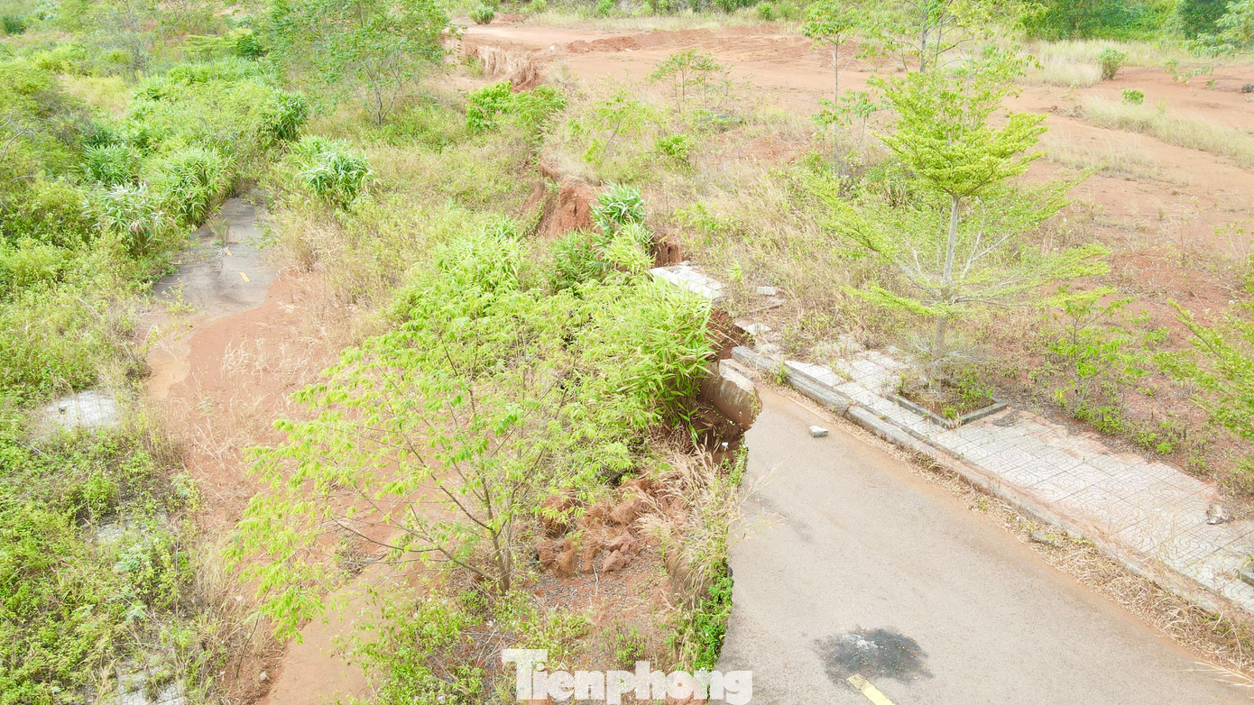 Đường bị đứt gãy.