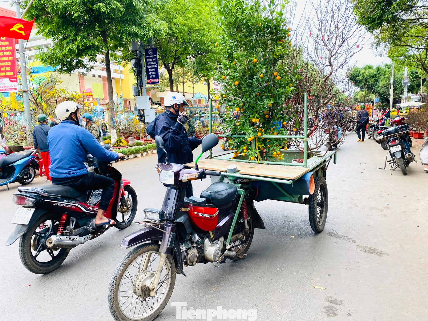 Cùng với đó là sự xuất hiện của hàng chục người sẵn sàng phục vụ nhu cầu của khách hàng trong việc bưng bê hoa, nhận chở, ship đến tận nhà. Tùy vào điều kiện, họ có thể dùng xe máy, ôtô tải, xe kéo để chở hoa cho khách.