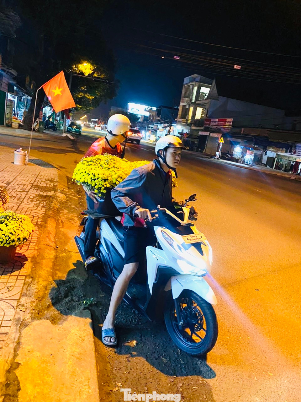 “Có nhiều hôm mải giao cây cho khách về muộn quá nên bỏ luôn cả bữa tối, vất vả nhưng tiền công nhận được cũng xứng đáng với mồ hôi, công sức mình đổ ra”, anh Nguyễn Phiên (huyện Cư M’gar) cho biết.