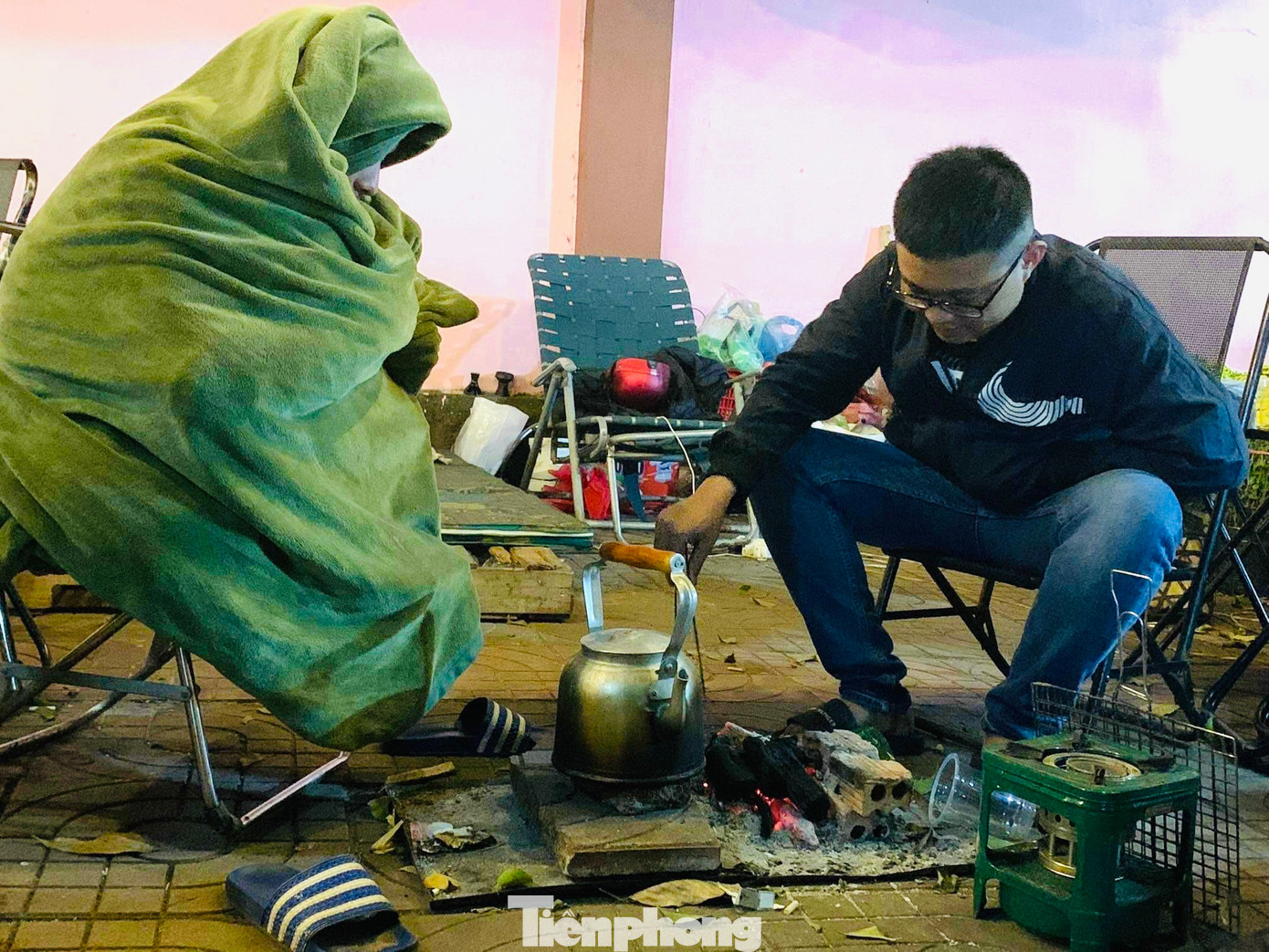 Anh Bình (trùm chăn) cùng người anh họ thức xuyên đêm để canh hoa