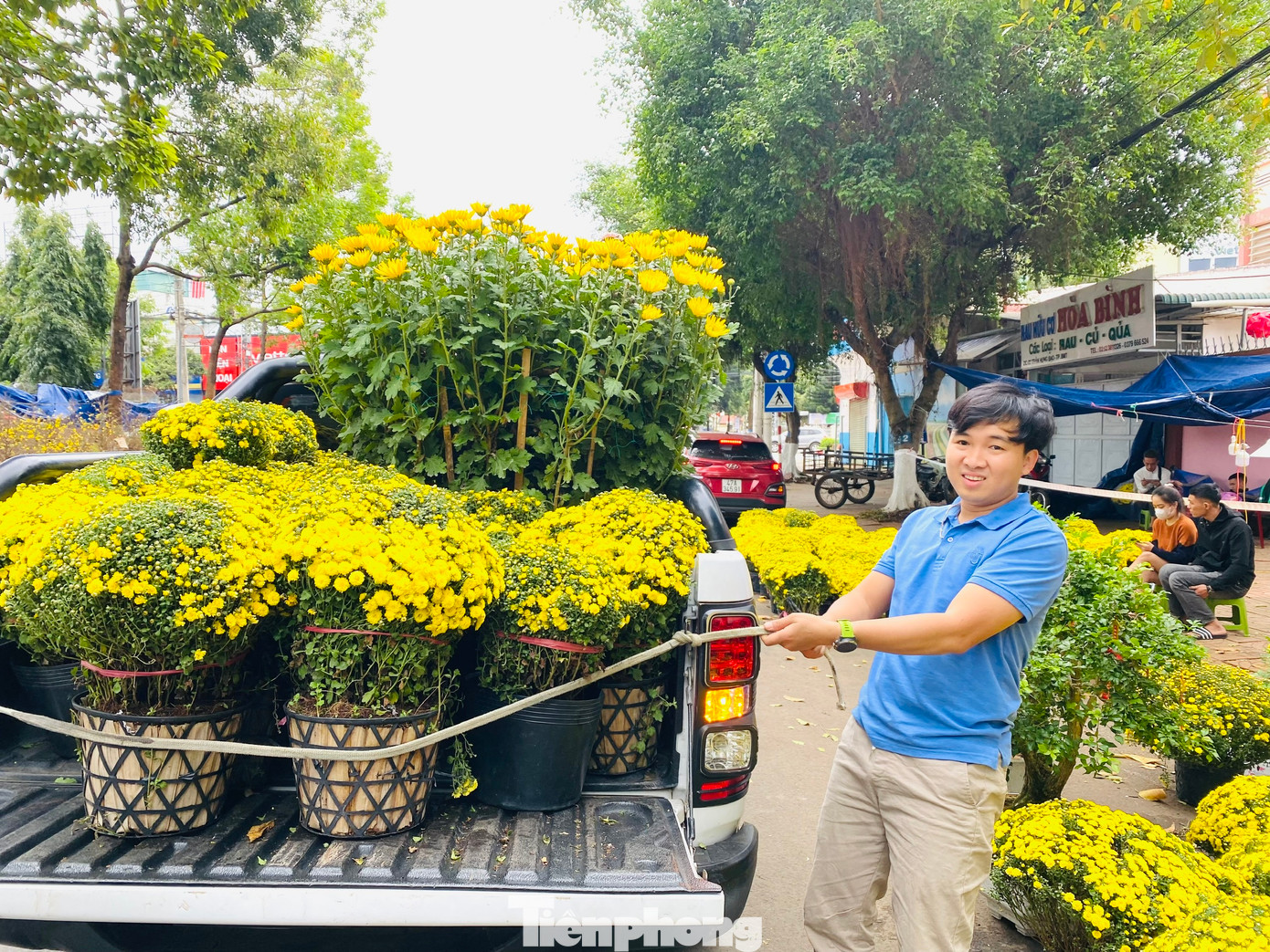 Anh Tuyên khẩn trương đưa hoa cúc mâm xôi lên xe để chuyển cho khách