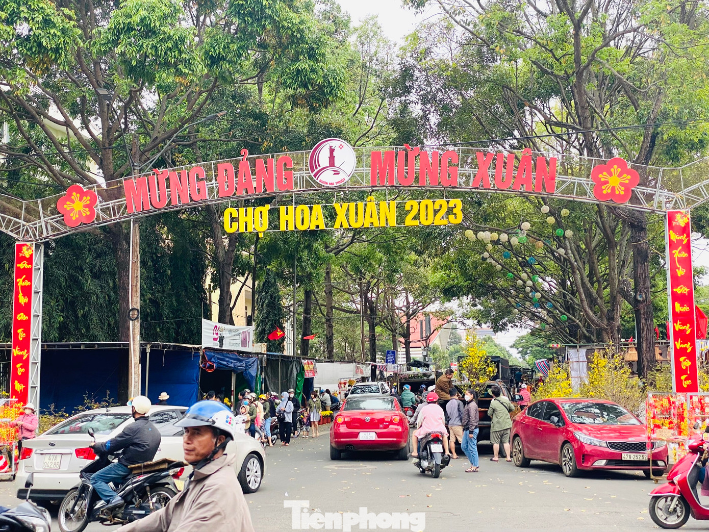 Người dân đổ về chợ hoa xuân