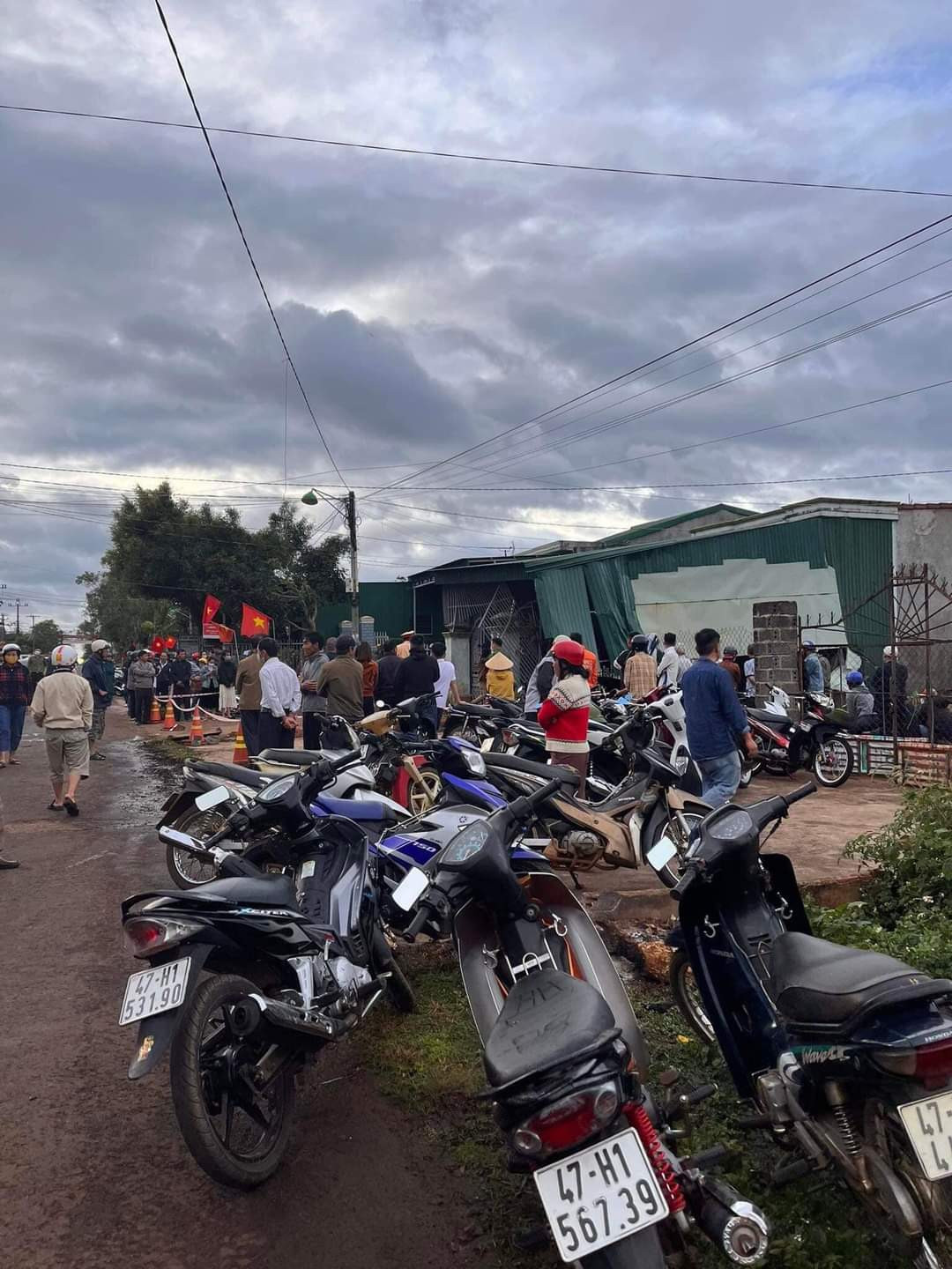 Rất đông người dân có mặt tại hiện trường vụ tai nạn Rất đông người dân có mặt tại hiện trường vụ tai nạn