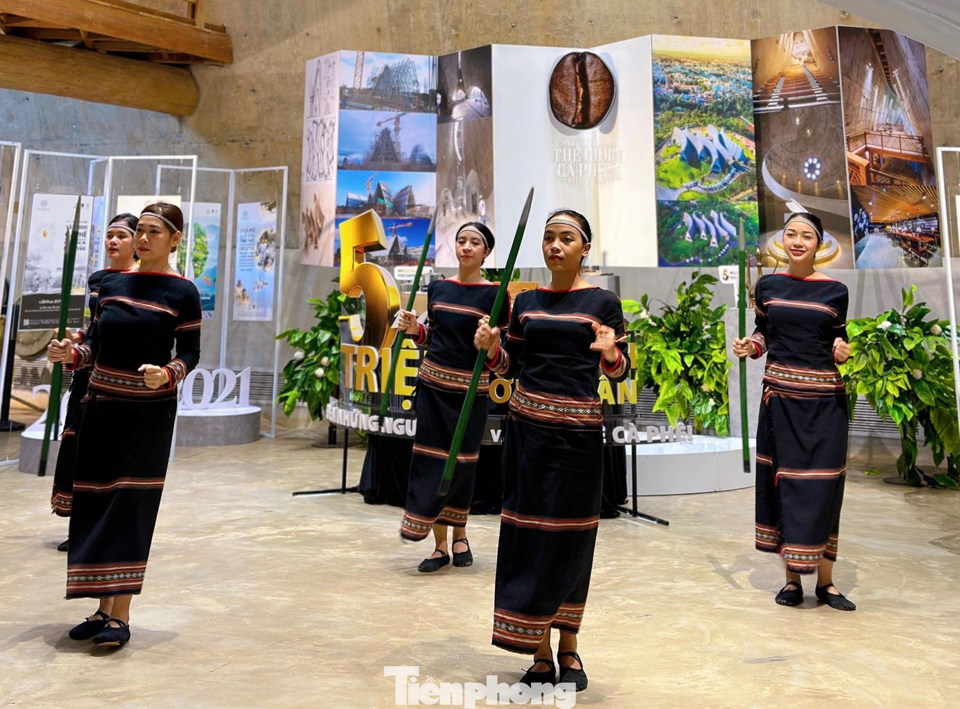 Các nghệ sĩ biểu diễn các tiết mục múa phục vụ du khách