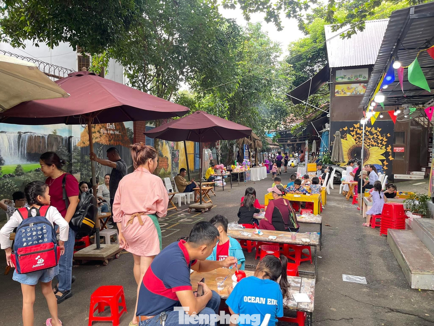 Dịp nghỉ lễ Tết Dương lịch năm 2024, nhiều em nhỏ đến đường sách cà phê Buôn Ma Thuột để vui chơi.