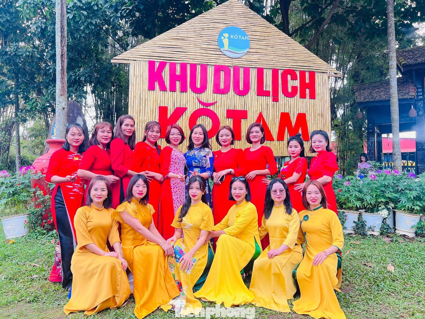 Du khách diện áo dài tại khu du lịch KoTam