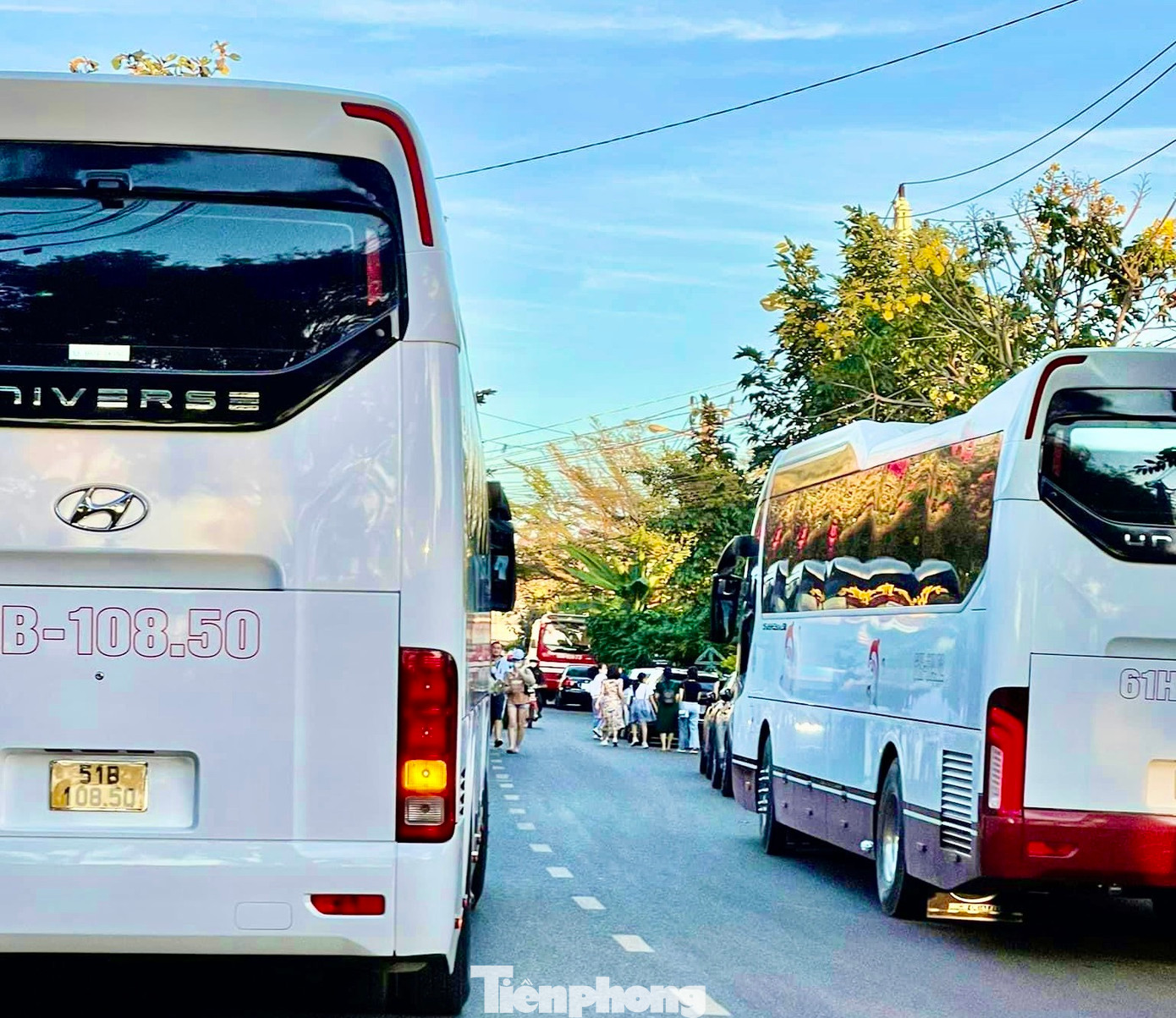 Từ sáng sớm 1/1, rất đông khách du lịch ở các tỉnh phía Nam đến buôn Ako Dhông (phường Tân Lợi, TP Buôn Ma Thuột, Đắk Lắk) tham quan.